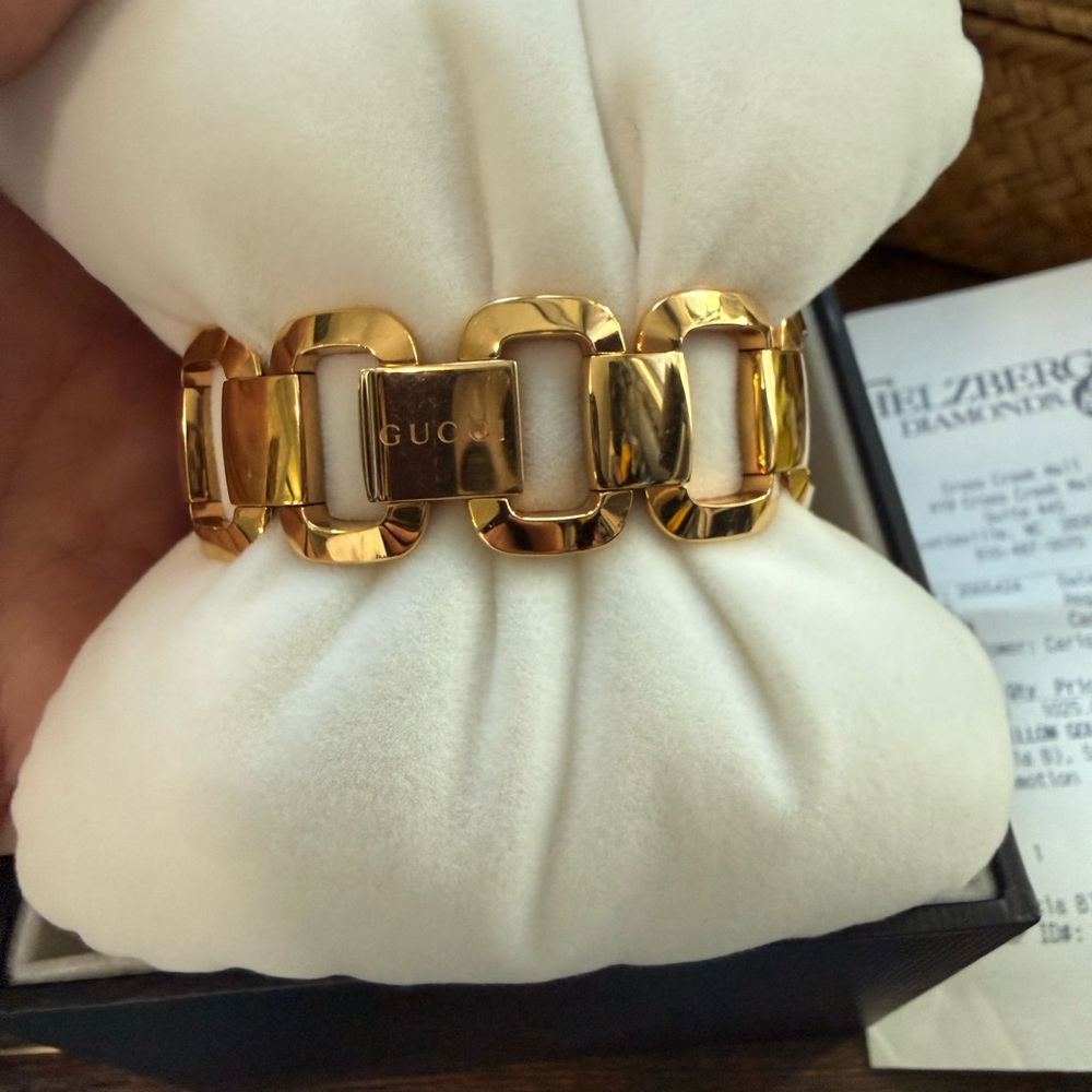 Gucci Women's Gold 125.4 Square open link Watch - Picture 5 of 14